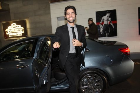 adrian-grenier-arrives-in-the-lincoln-mkz-hybrid-at-the-2010-global-green-usa-sustainability-design-awards-in-nyc-5_0