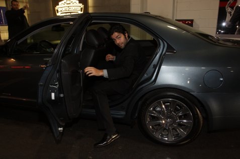 adrian-grenier-arrives-in-the-lincoln-mkz-hybrid-at-the-2010-global-green-usa-sustainability-design-awards-in-nyc_0