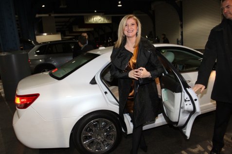 arianna-huffington-arrives-in-the-lincoln-mkz-hybrid-at-the-2010-global-green-usa-sustainability-design-awards-in-nyc-3_0