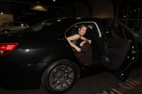 kelly-rutherford-getting-out-of-lincoln-mkz-at-the-2010-global-green-awards-in-nyc-2_0
