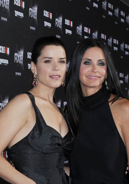 neve-campbell-and-coutney-cox