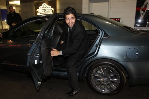 adrian-grenier-arrives-in-the-lincoln-mkz-hybrid-at-the-2010-global-green-usa-sustainability-design-awards-in-nyc-2_0